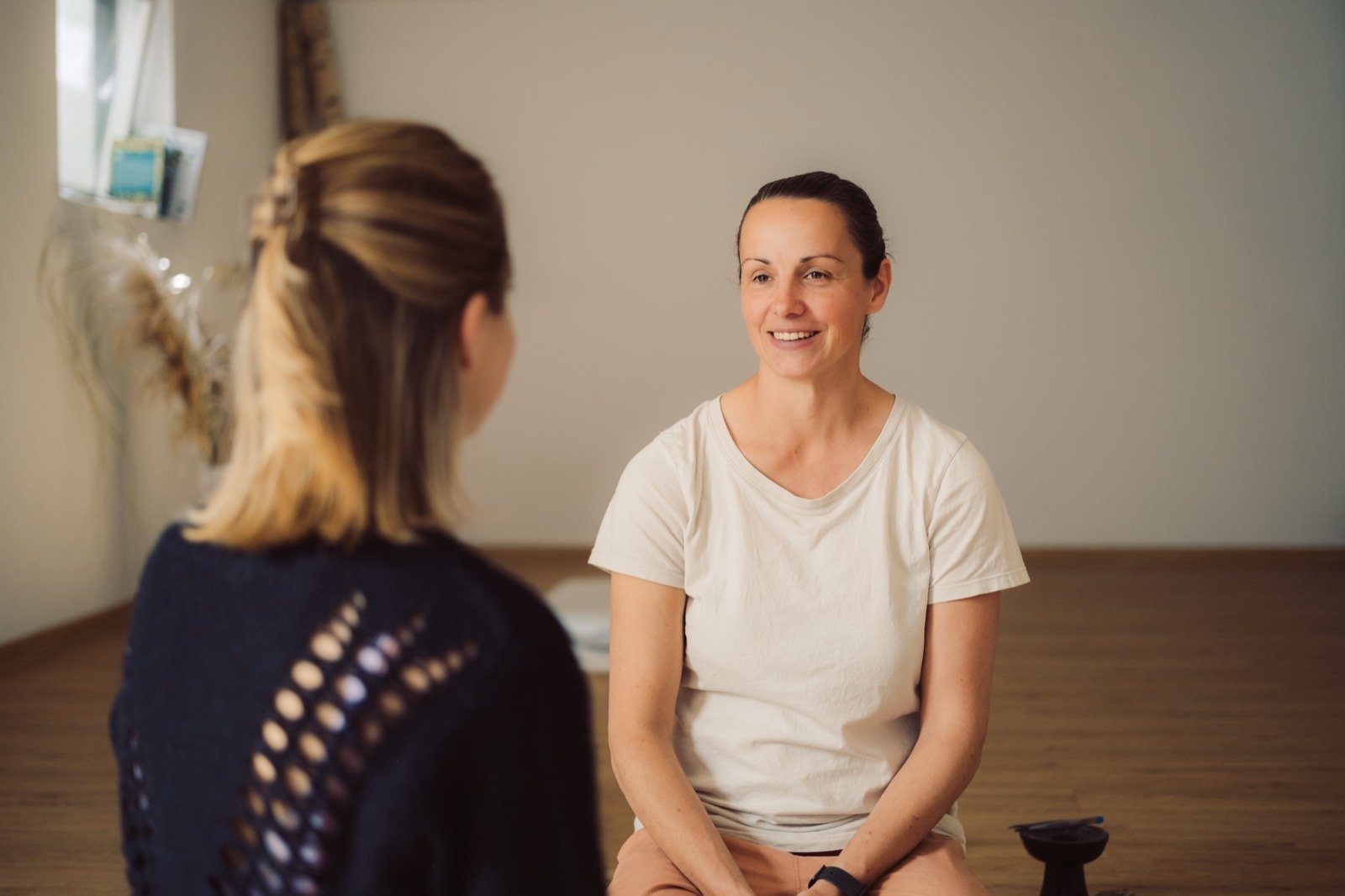 Nadine im ruhigen Gespräch mit einer Klientin